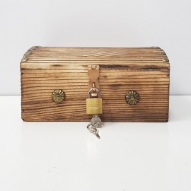 صندوقچه چوبی کوچک سوخته باقفل و کلید